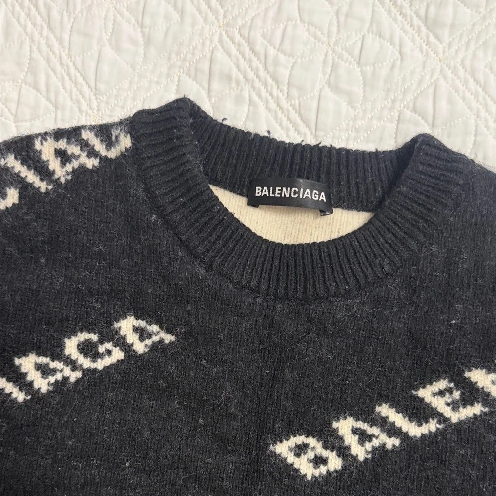 Balenciaga Black and White Logo Sweater - Picture 4 of 9